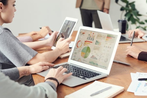 外貿(mào)建站實(shí)戰(zhàn)指南：費(fèi)用、功能與SEO核心要點(diǎn)